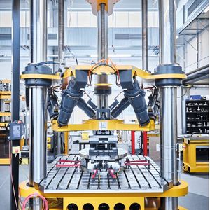 Die von GTM entwickelte Messeinrichtung zur akkreditierten Kalibrierung von Mehrkomponentenaufnehmern kann alle Vektorachsen gleichzeitig messen, sie arbeitet vollautomatisch. (Bild: GTM GmbH)