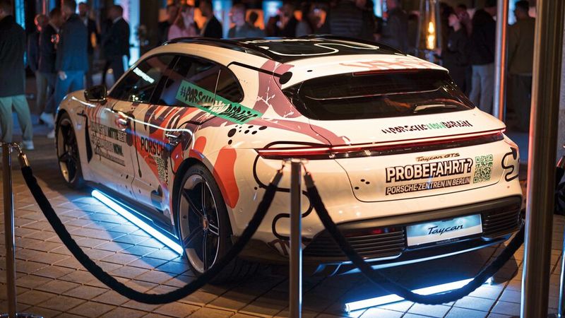 Bis Februar will Porsche dort präsent bleiben und sich potenziellen Kunden nahbar präsentieren – auch mit besonders gestalteten Fahrzeugen. (Bild: Porsche AG)