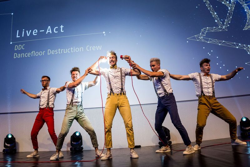 Der Show-Act „Dancefloor Destruction Crew“ heizte den Gästen durch gewagte Tanzeinlagen ein. (Vogel Business Media / S. Bausewein)