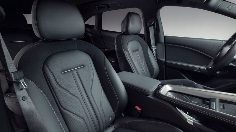 Die perforierten Sitzmittelbahnen erlauben eine vor allem bei sommerlicher Hitze hilfreiche Klimatisierung der Vordersitze. (Bild: Zeekr)