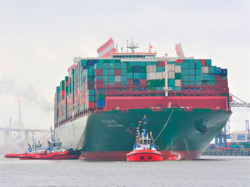 Im Hamburger Hafen stauen sich die Container aufgrund diverser Probleme. Die HHLA plädiert deshalb für die kurzzeitige Aufhebung des Sonntagsfahrverbots für Lkw, denn bald laufen auch noch die Container-Giganten ein, die Shanghai endlich verlassen konnten.