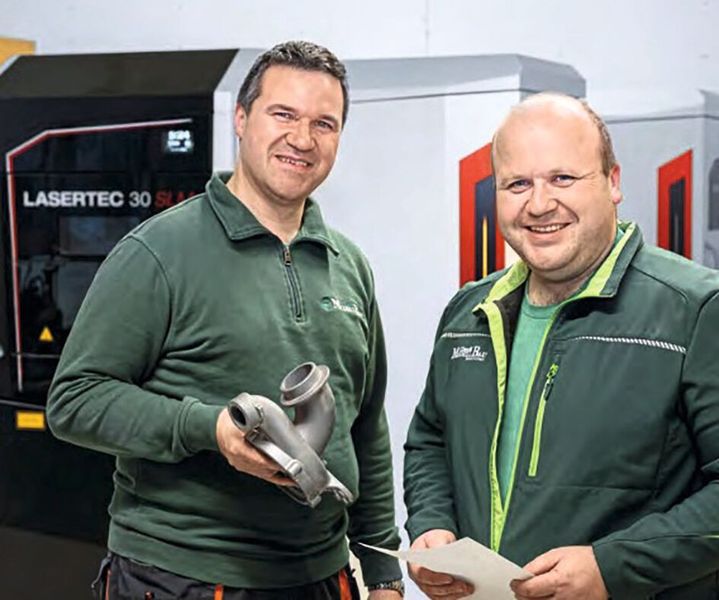 Rico (à gauche) et Ulli Clauß, Directeur général Modellbau Clauß GmbH & Co. KG (Source : DMG MORI)