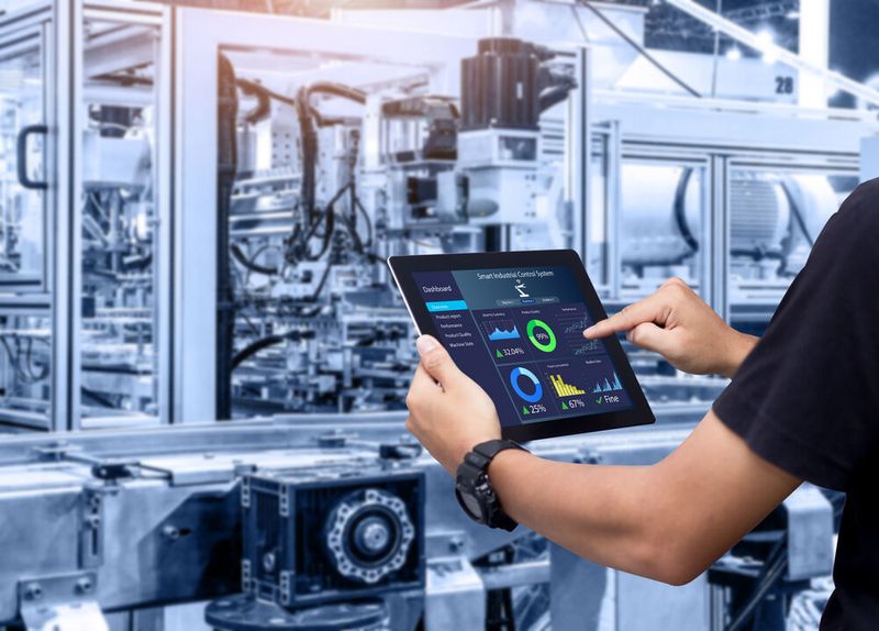 Lenze zeigt auf der SPS eine webbasierte Lösung für die Maschinenvisualisierung. Sie ist Teil eines Automatisierungssystems. (Panuwat (Balls))