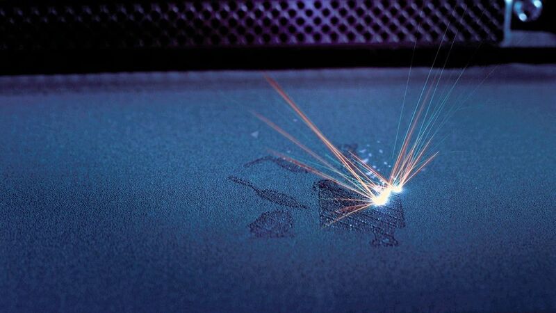 AM-Prozess: Ein fokussierter Laserstrahl hoher Leistung schmilzt das Pulver an den Stellen, die das CAD/CAM-System aus der Konstruktion vorgibt. (EOS GmbH)
