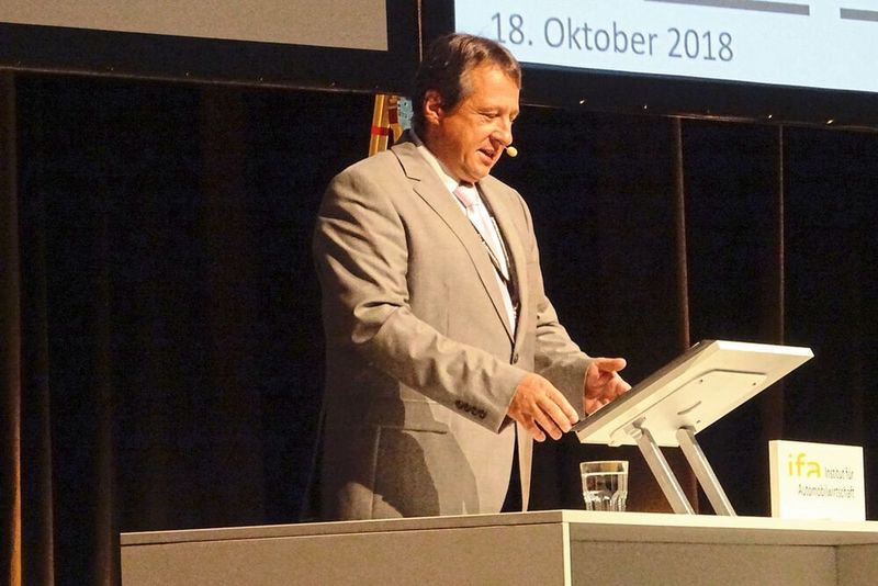 Andreas Frey, Rektor der Hochschule Nürtingen-Geislingen, sprach am Donnerstag das erste Grußwort an die Besucher des IfA Branchengipfels ... (Seyerlein / »kfz-betrieb«)