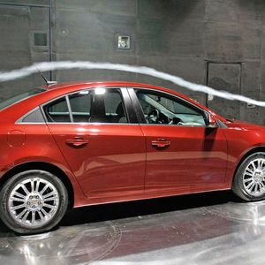 Während die Automobilhersteller die Optimierung der Aerodynamik für minimalen Fahrwiderstand gut im Griff haben, stellt die Reduzierung der Windgeräusche nach wie vor eine große Herausforderung dar. 