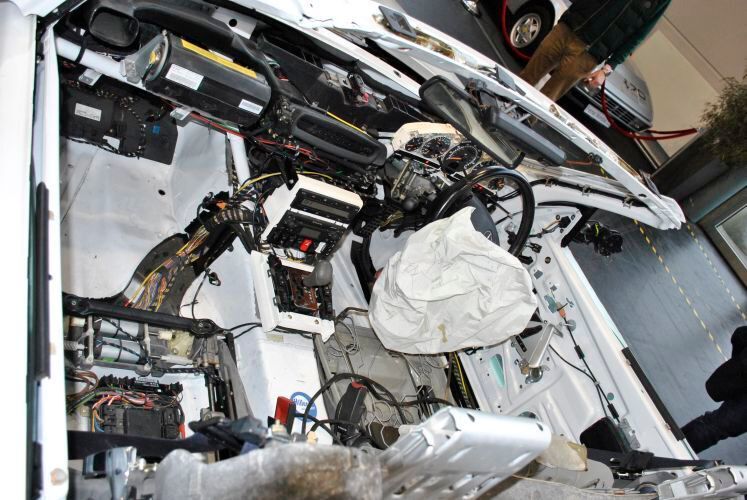 Interessanter Einblick: Was alles an Elektrik-/Elektronik in einem damals modernen Fahrzeug steckte, zeigte dieses Schnittmodell eines Mercedes-Benz SL (R129). (Dominsky/»kfz-betrieb«)