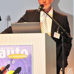 Werner Degen, Chefredakteur der Ausbildungjournale »autoFACHMANN« und »autoKAUFMANN«, führte als Moderator durch die Veranstaltung.