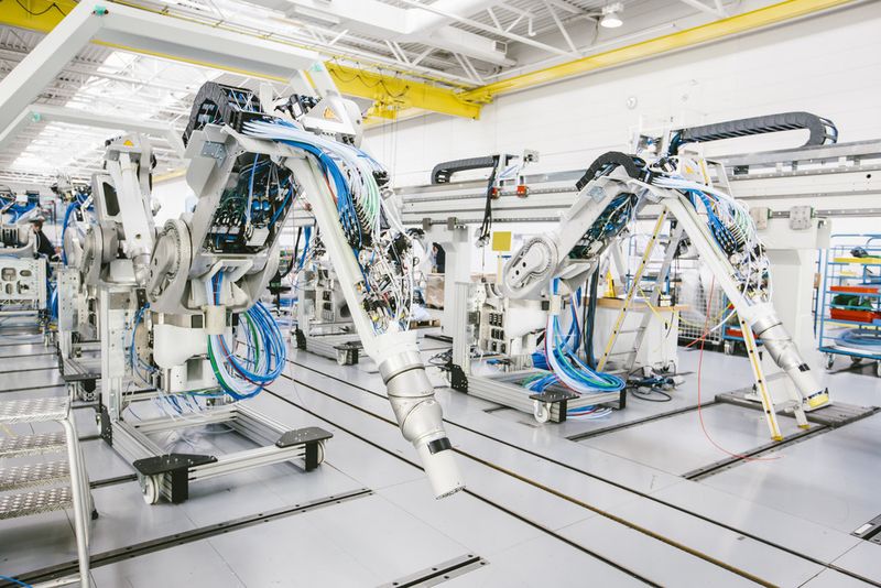 Bild 1: Robotermontage bei Dürr (Bild: Lapp)
