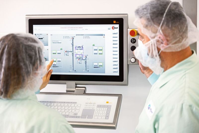 Alle Maschinen und Abläufe sind intelligent vernetzt, hier wird das SCADA-System bedient. (Bild: Pfizer)
