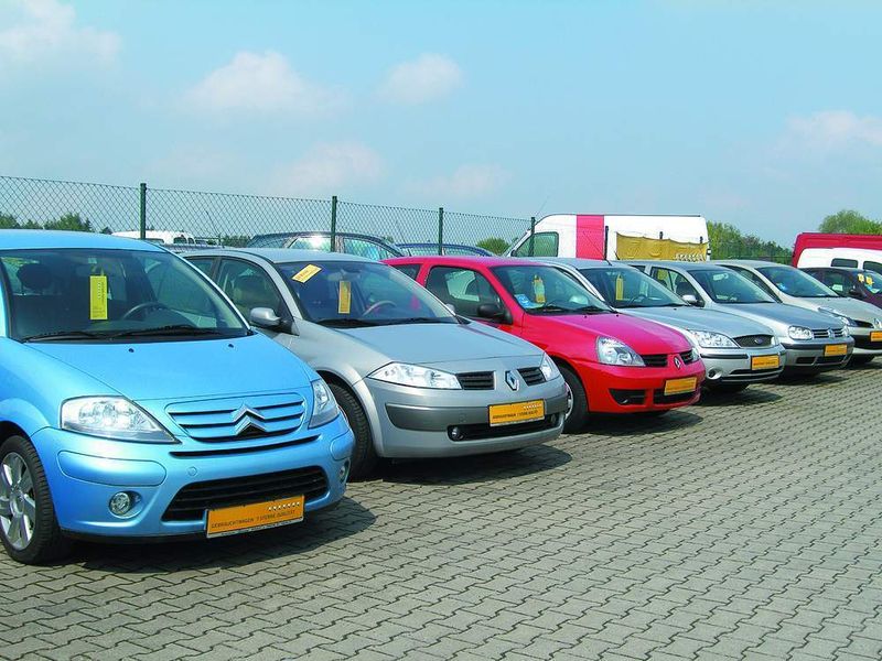 Im Autohaus Schulze wurde nicht jedes alte Auto einfach abgewrackt. Fahrzeuge, die noch höherwertig waren, haben die Verkäufer in Zahlung genommen. Deshalb ist das GW-Angebot trotz Abwrackprämie vielseitig und gut. (Archiv: Vogel Business Media)