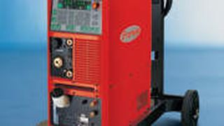 Beim Trans-Puls Synergic 2700 von Fronius bleibt die Lichtbogenlänge bleibt stets konstant – selbst wenn sich das Stick-out ändert, entstehen kaum Schweißspritzer.  (Foto: Fronius)