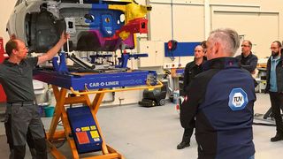 KTI-Trainer Detlef Wedemeyer erklärt den Schulungsteilnehmern, wann eine Eingangsvermessung sinnvoll oder notwendig ist und worauf zu achten ist. (Bild: »kfz-betrieb» / Schweitzer)