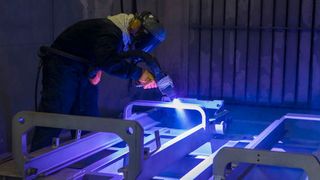 Beim thermischen Spritzen erhält der Stapler eine Legierung aus 85 % Zink und 15 % Aluminium. (Bild: Unicarriers)