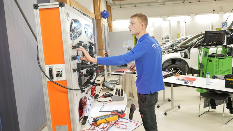 Der Deutsche Hannes Wirsing auf der Suche nach den Fehlern, die im CAN-Bus dieses Schulungsstandes eingebaut waren. (Bild: Schmidt - VCG)