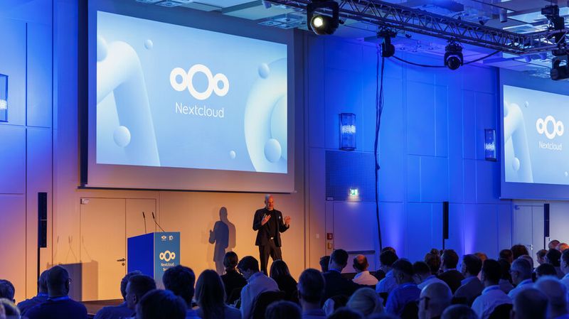 Auf dem Nextcloud Summit 2026 in München feierte  Frank Karlitschek, CEO und einer der Gründer von Nextcloud, den zehnten Geburtstag des Open-Source-Unternehmens. Für ihn hat sich Nextcloud zur weltweit führenden Plattform für datenschutzorientierte Zusammenarbeit entwickelt. (Bild:  Nextcloud)