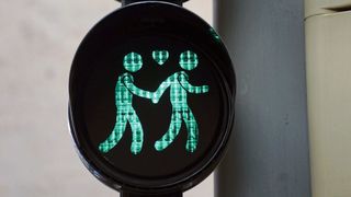 Homosexuelle Ampelfuguren: Die stilisierte Darstellung von zwei verliebten Männern an einer Fußgängerampel im Münchner Gärtnerplatzviertel darf bleiben. (Bild: picture alliance / SZ Photo)