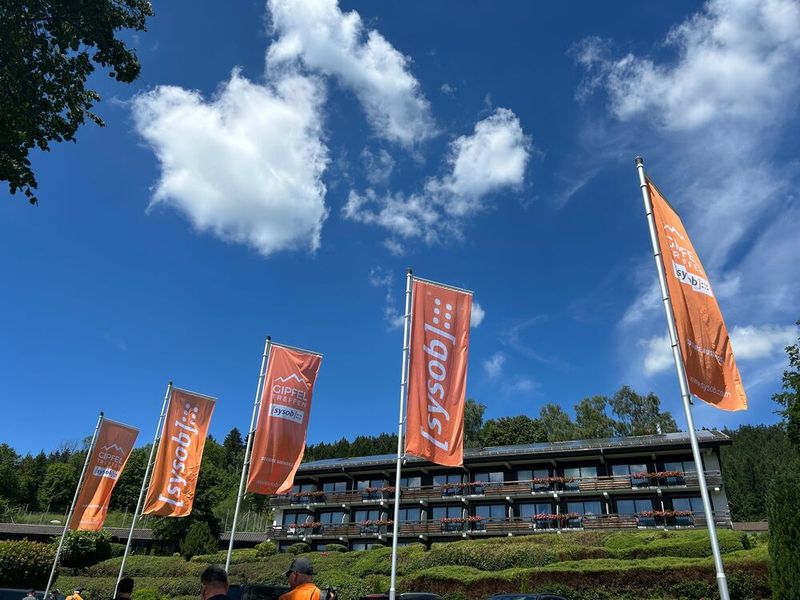 Auch in diesem Jahr ging es beim Gipfeltreffen des Value-Added-Distributors Sysob hoch hinaus. Im Bayerischen Wald wurde gewandert, viel genetzwerkt, es gab Hersteller-Pitches, ein Hersteller-Speeddating, einen bayerischen Abend und eine Beach-Party zum Abschluss. (Bild: Vogel IT-Medien)