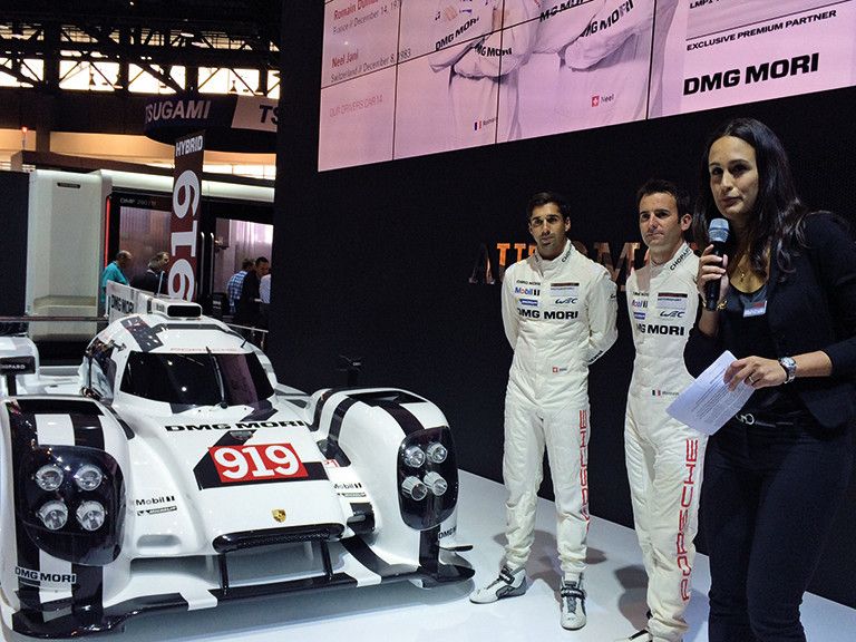 DMG Mori und Porsche - eine aufmerksamkeitsstarke Kombination. Der Stand des Maschinenbauers war noch mehr umlagert als der neue 919 und seine Fahrer vorgestellt wurde. Einsatz nicht nur in Chicago sondern später auch Le Mans (Kuntze)