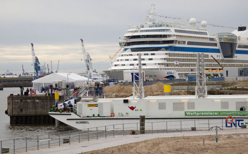 Die LNG-Hybrid-Barge „Hummel“ im Vordergrund wird Kreuzfahrtschiffe mit Strom versorgen. (Bild: Igus)