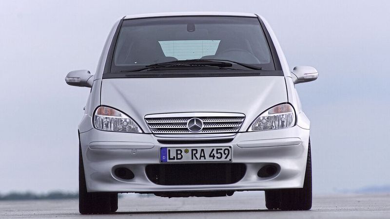 Äußerlich hielt sich der AMG A 32K ziemlich zurück. Die Bespoilerung fiel dezent aus und glich,  bis auf vorn, der des A 190 Twin/AMG A 38. (HWA AG)