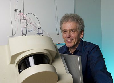 Dr. Wendelin Feiten‘s Spezialgebiet sind mathematische Modelle für selbständig handelnde Maschinen. Ein von Feiten erfundenes System navigiert Lkws in Frachthäfen zentimetergenau auf die richtige Position zum Entladen (im Bild). Mittels 3D-Lasermessungen und einer von Feiten entwickelten Software erkennt die Roboter-Technik die Abmessungen des Lkw und gibt Signale, an welcher Stelle der Fahrer halten muss. Feiten arbeitet bei Siemens Corporate Technology in München (Archiv: Vogel Business Media)