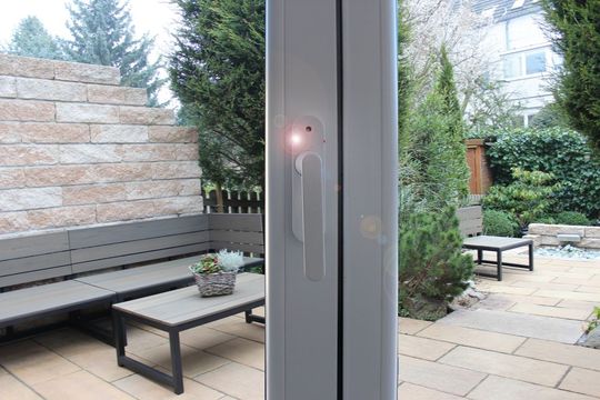 Fenster sind eine mögliche Schwachstelle im Gebäude. Fenstergriffe können mit Sensorik und Funk ausgestattet sein, um Auffälligkeiten melden. Fenster sind eine mögliche Schwachstelle im Gebäude. Fenstergriffe können mit Sensorik und Funk ausgestattet sein, um Auffälligkeiten melden.