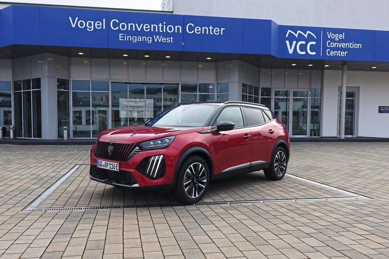 Den Peugeot E-2008 gibt es mit zwei verschiedenen Antriebsvarianten. Wir hatten die höchste Ausstattungslinie GT mit 115 kW starkem E-Motor und 54-kWh-Batterie.(Bild:  Sven Prawitz/VCG)