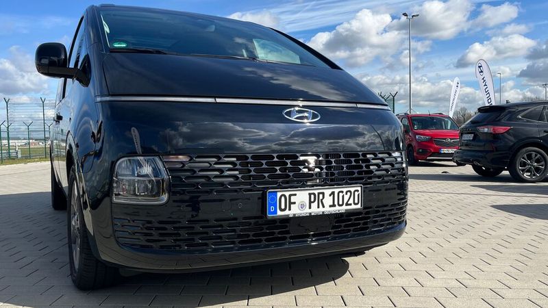 Der Van hebt sich durch sein futuristisches Design von der Masse ab. Dafür sorgen unter anderem der LED-Streifen und der darunter liegende breite Kühlergrill. (Bild: Simon – VCG)