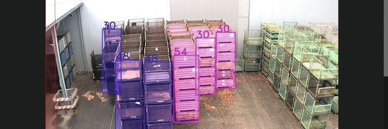 Die Künstliche Intelligenz analysiert die Bilddaten, erfasst die verschiedenen Behältertypen und gibt die genaue Anzahl des vorhandenen Leerguts auf einem Dashboard aus. (Bild: Fraunhofer-IML)