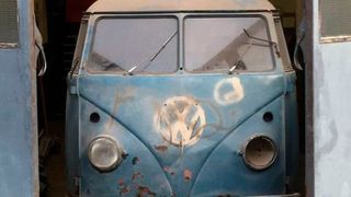 Völlig verstaubt und weitgehend unbeachtet stand der blaue Bulli über 54 Jahre in Garagen und Scheunen. (VWNO)