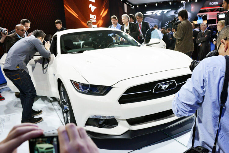 Ein Fest für Paparazzi: Der Ford Mustang feiert seinen 50. Geburtstag. (Foto: Sommer)