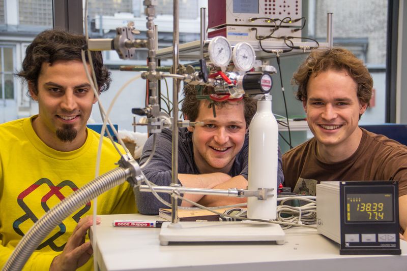 Ihre Forschungsergebnisse ermöglichen die effizientere Hochtemperatur-Elektrolyse: Christoph Rameshan, Alexander Opitz und Andreas Nenning (v.l.n.r.) (Bild: TU Wien)
