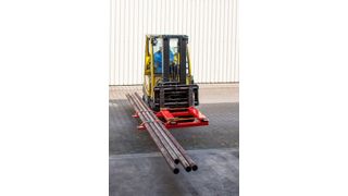 Die seitlichen Einfahrtaschen dienen dazu, das Gerät seitlich mit den Gabelzinken aufzunehmen, um durch Tore und Gänge zu fahren. (Bauer)