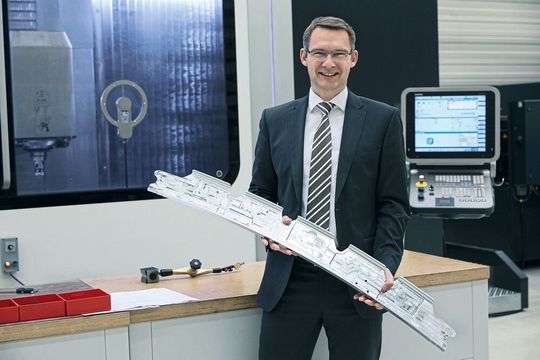 Jens Loll, Geschäftsführer von Loll Feinmechanik: „Wir arbeiten für Markt­führer mit hohen Technologieansprüchen und liefern ihnen komplette und funktionsfähige Module und Geräte, die aus bis zu 300 Einzelteilen bestehen.“(Bild:  Loll Feinmechanik)