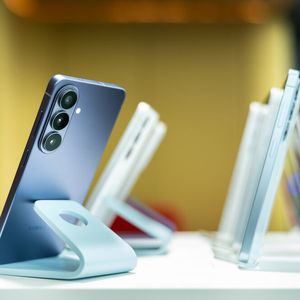 Das Galaxy S26+ hat ein 6,7 Zoll großes QHD+-Display und arbeitet mit dem Samsung-Prozessor Exynos 2600.(Bild:  Benjamin Pritzkuleit)