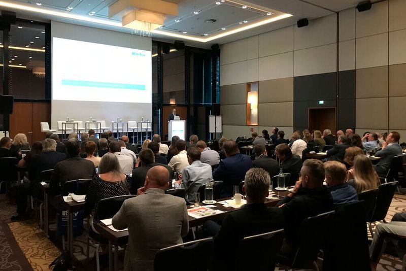 Rund 80 Händler hatten die Chance genutzt, über die geplante Margen-Zusatzvereinbarung für den ersten Stromer des japanischen Herstellers zu diskutieren. (MHV)