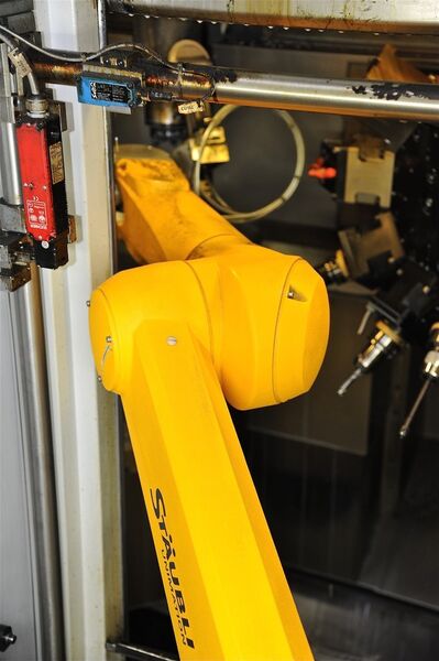 Dank seines schlanken Arms kommt der Roboter TX90 auch mit den beengten Platzverhältnissen in der Werkzeugmaschine gut zurecht. (Bild: Ralf Högel)