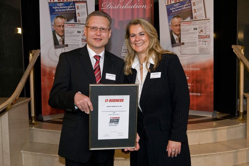 Hans-Jürgen Schneider von DexxIT bei der Überreichung der Urkunde für den Qualified Award im Bereich Spezial-Distribution. (Archiv: Vogel Business Media)