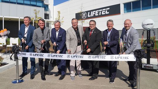 (v. l. n. r.) Harald Lutz, Leiter Forschung und Entwicklung bei ZF Lifetec, Mark Hackel, Verwaltungschef des Macomb County, Rudolf Stark, CEO von ZF Lifetec, Ned Reckamp, Senior Vice President of Inflatable Restraint Systems and North Americas Passive Safety Systems von ZF Lifetec, Sebastian Sam Previti, Gemeindevorsteher von Washington Township, Ramiro Gutierrez, President von ZF North America, Joseph McCulloch, Senior Business Development Manager bei der Michigan Economic Development Corporation (MEDC) bei der Eröffnung des neuen Test- und Entwicklungszentrums in Washington (Michigan, USA). (Bild:  ZF Lifetec)