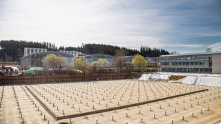 Baustart für das neue Logistikzentrum von Auer. Das Unternehmen gibt für 90 Prozent seines Kunststoffbehälter-Sortiments eine 24-Stunden-Versandgarantie. (Auer)
