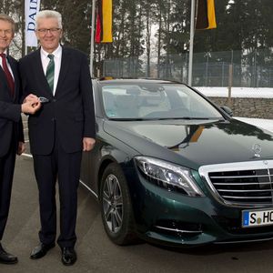 Baden-Württembergs Landesvater Winfried Kretschmann hatte einst in einem Interview betont, dass er als oberster Politiker des Daimler-und-Porsche-Landes wohl kaum in einem Fiat vorfahren könne. Deswegen setzt er auf einen Mercedes-Benz S 500 Plug-in-Hybrid mit 142 Gramm CO2-Ausstoß pro Kilometer.(Foto:  Daimler)