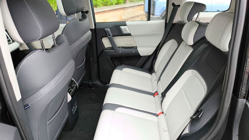 Ebener Fußraum, viel Kniefreiheit – im Fond können auch Erwachsene gut unterkommen. (Bild: sp-x)