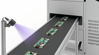 Der Sensor Visor UV von Sensopart verfügt über eine integrierter UV-Beleuchtung, mit der sich lumineszenten Substanzen sichtbar machen lassen und detektieren.  (Bild: SensoPart Industriesensorik GmbH )