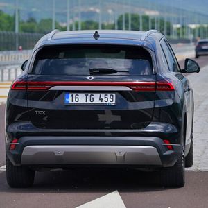 An der Hinterachse sitzt ein Elektromotor mit 160 kW/218 PS. Später soll ein Allradmodell mit einem zusätzlichen Frontmotor und 320 kW/435 PS kommen. Die Reichweiten der verfügbaren Autos beziffert Togg auf 314 beziehungsweise 523 Kilometer.(Bild:  Andreas Conrad, FrontRowSociety.net)