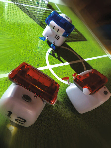 Die Mini-Roboter „Kick Bee“ rennen per Smartphone-Steuerung dem Ball hinterher. (Bild: Beewi)