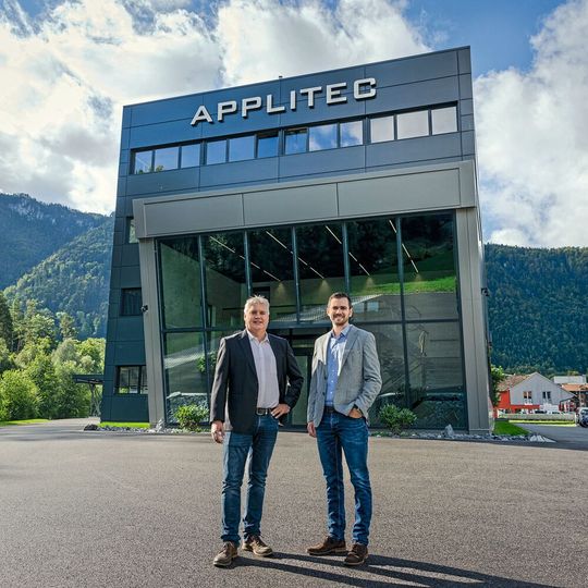 Inhabergeführt: Vincent Schaller (Präsident des Verwaltungsrats) gemeinsam mit Laslo Pataki (CEO) vor dem neuen Hauptgebäude der Applitec Moutier SA. Inhabergeführt: Vincent Schaller (Präsident des Verwaltungsrats) gemeinsam mit Laslo Pataki (CEO) vor dem neuen Hauptgebäude der Applitec Moutier SA.