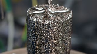 Eine Lithium-Flüssigmetall-Elektrode: Forscher den Wirkungsgrad deutlich verbessern. (Steffen Landgraf, Michael Nimtz)