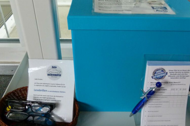 Immer kundenorientiert: Im Bistro des Autohauses liegen Lesebrillen und eine Kundenbefragung bereit. (Foto: Lulei)