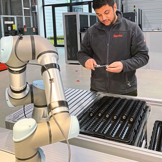 Viele Branchen entdecken die Vorteile von Cobots für sich. Viele Branchen entdecken die Vorteile von Cobots für sich.
